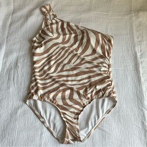 ✨ MICHAEL Michael Kors One-Shoulder Animal Print One-Piece Swimsuit ✨